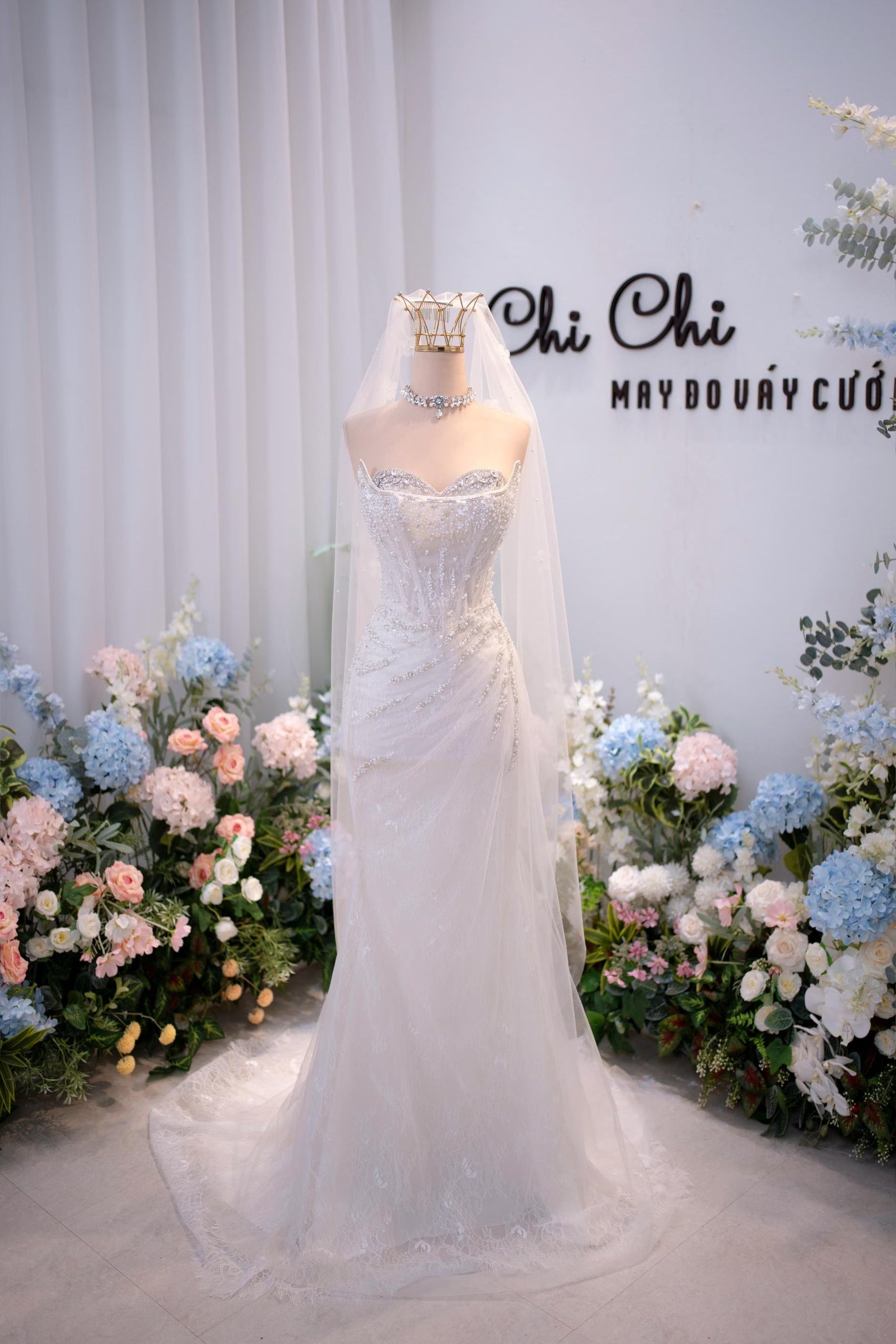 Chic Long White Strapless Mermaid Beaded Sleeveless Wedding Dress