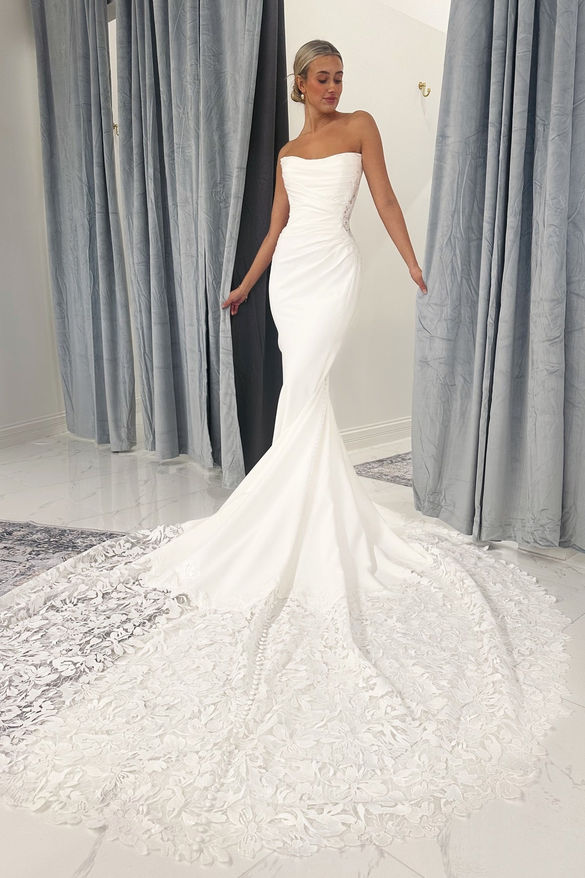 Chic White Lace Mermaid Sweetheart Strapless Sleeveless Cathedral Train Ruffle Satin Wedding Dresses