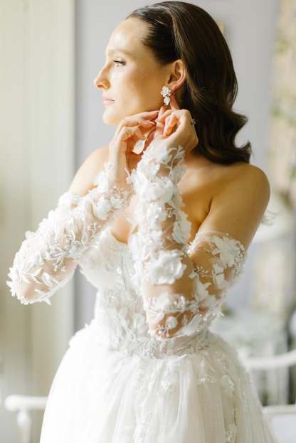 Chic White Sweetheart A-Line Cathedral Train Tulle Wedding Dresses With Appliques