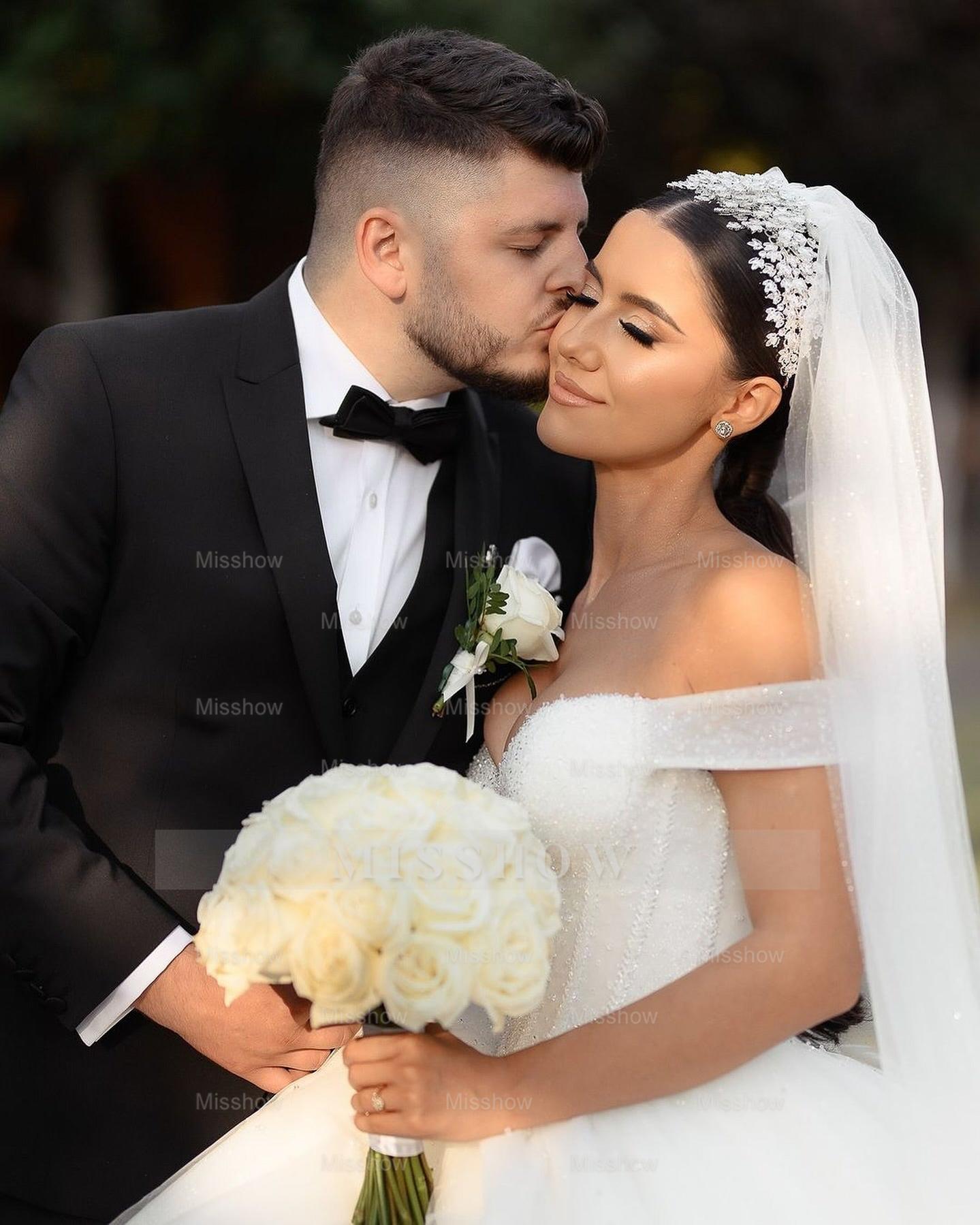 Chic White Sweetheart Ball Gown Off-The-Shoulder Beaded Sleeveless Long Tulle Wedding Dresses