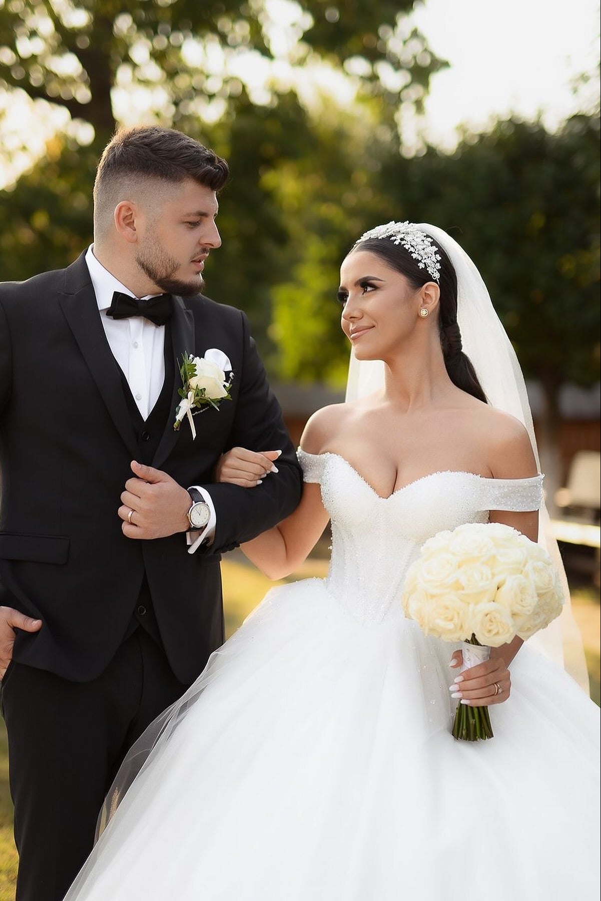 Chic White Sweetheart Ball Gown Off-The-Shoulder Beaded Sleeveless Long Tulle Wedding Dresses
