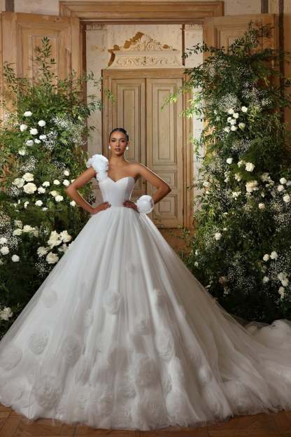 Chic White Sweetheart Ball Gown One-Shoulder Sleeveless Cathedral Train Tulle Wedding Dresses With Handmade Flowers