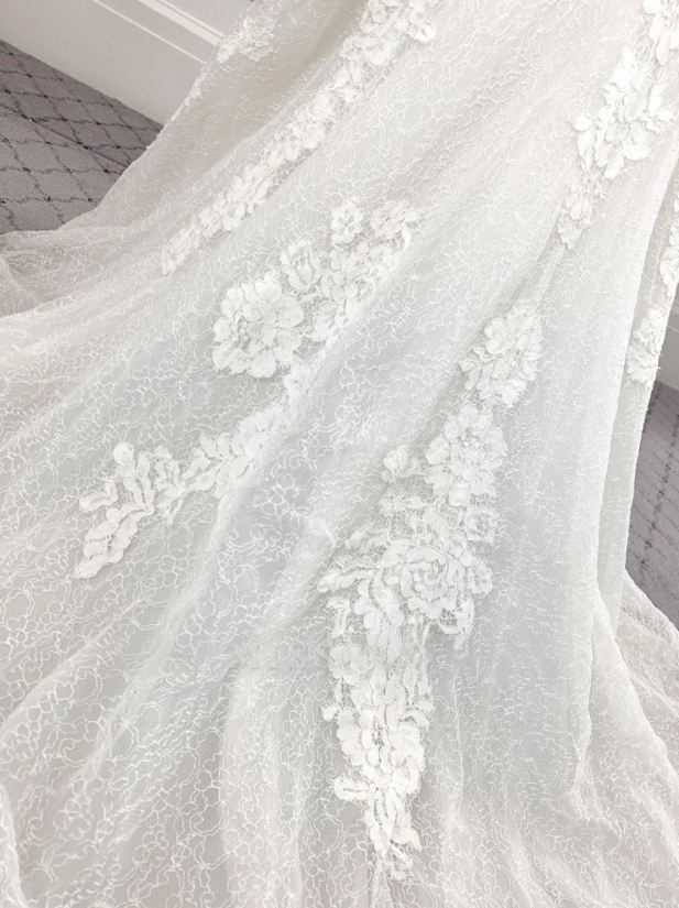 Classy Floor-Length Mermaid Long White Wedding Dresses Halter Sleeveless Open-Back Bridal Gowns with Lace