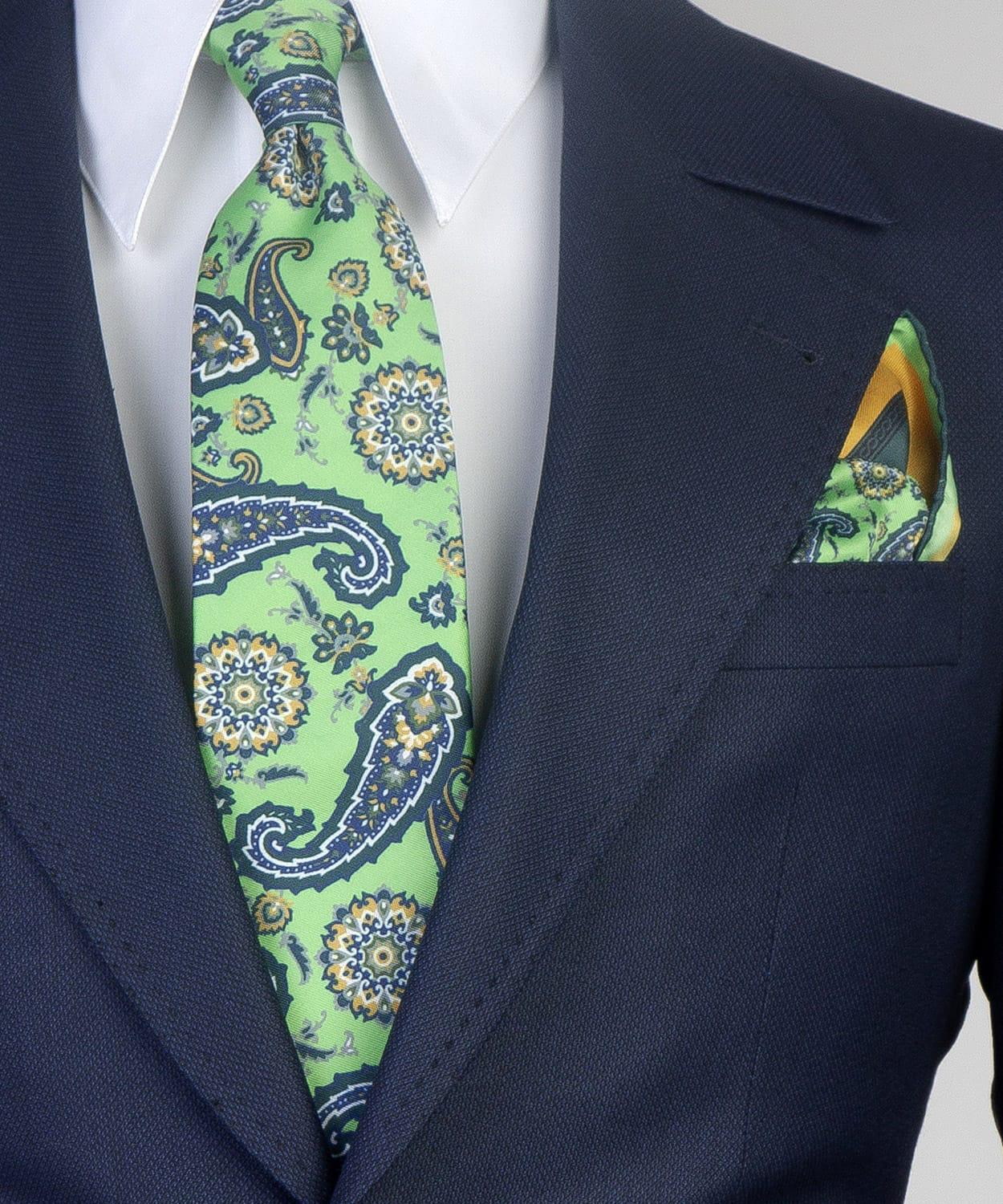 Trendy Navy One-Button Three-Piece Peak Lapel Men’s Suit