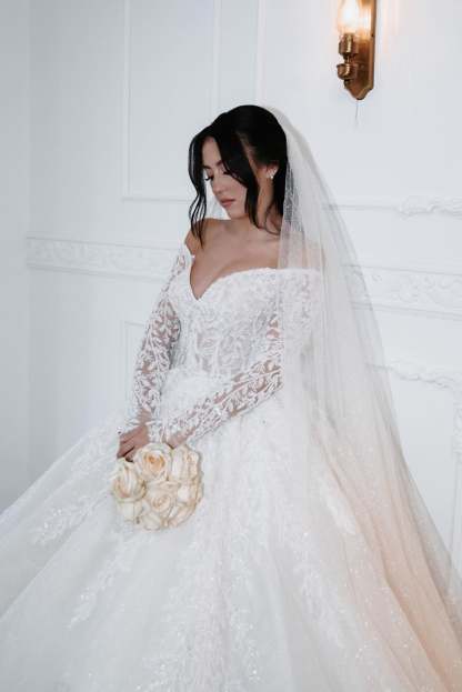 Fabulous White Ball Gown Strapless Off-The-Shoulder Long Sleeves Beaded Lace Long Tulle Wedding Dress