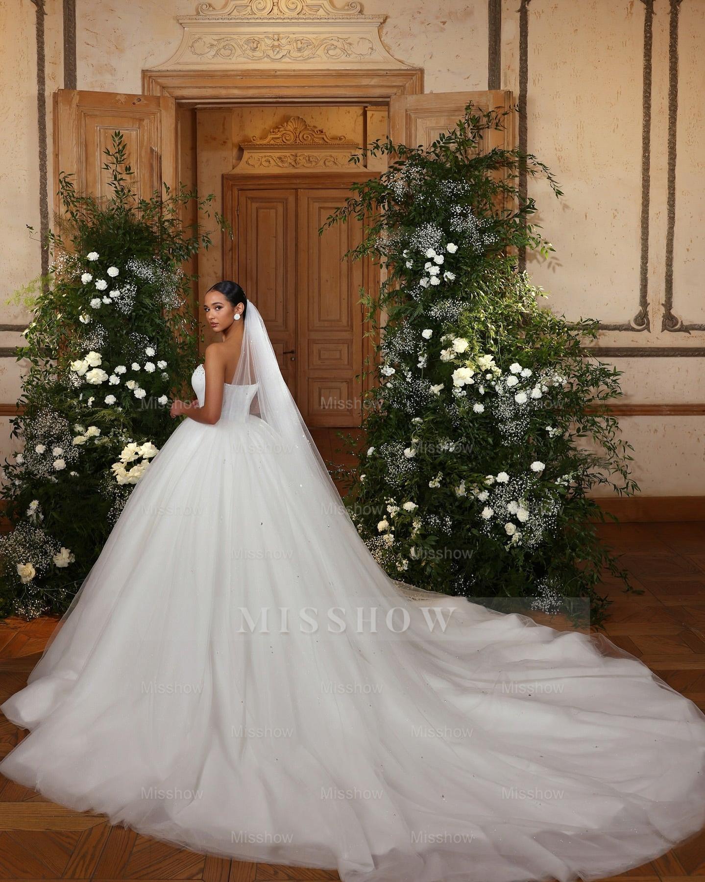 Fashionable White Sweetheart Ball Gown Illusion Tulle Wedding Dresses With Rhinestones