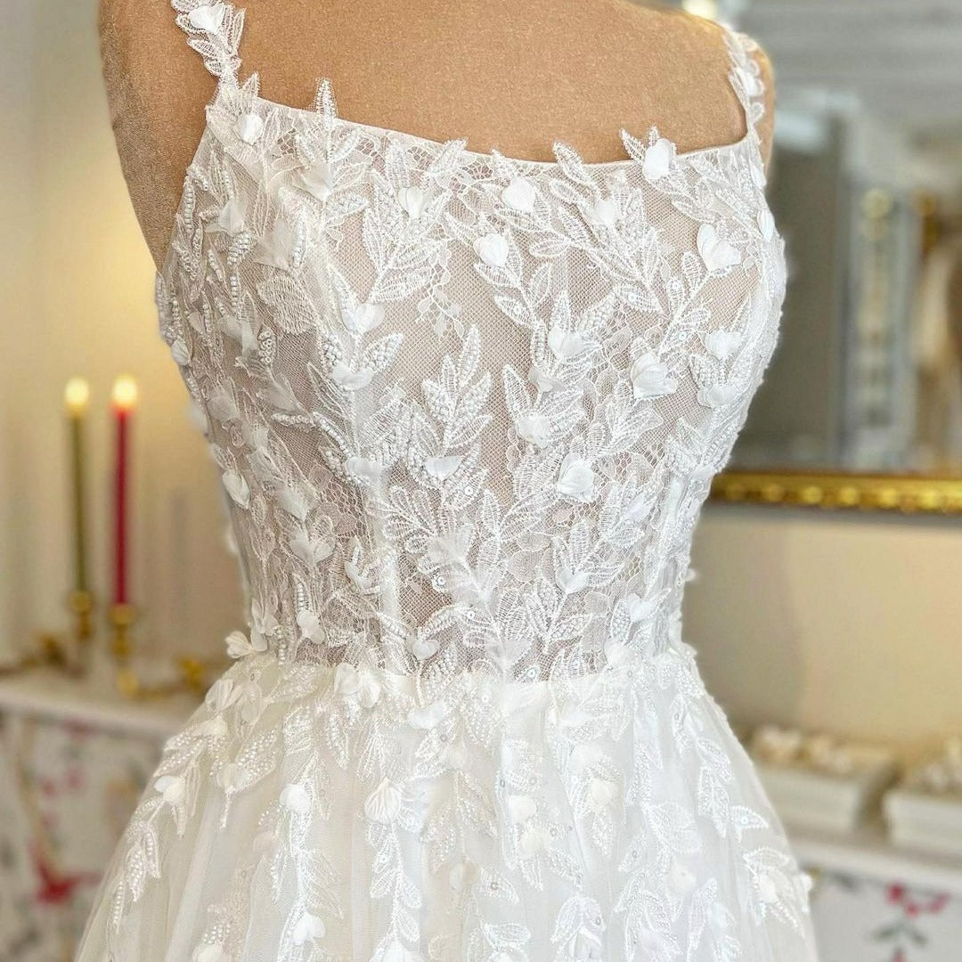 Graceful Ivory A-Line Square-Neck Sleeveless Lace Wedding Dress with Appliques