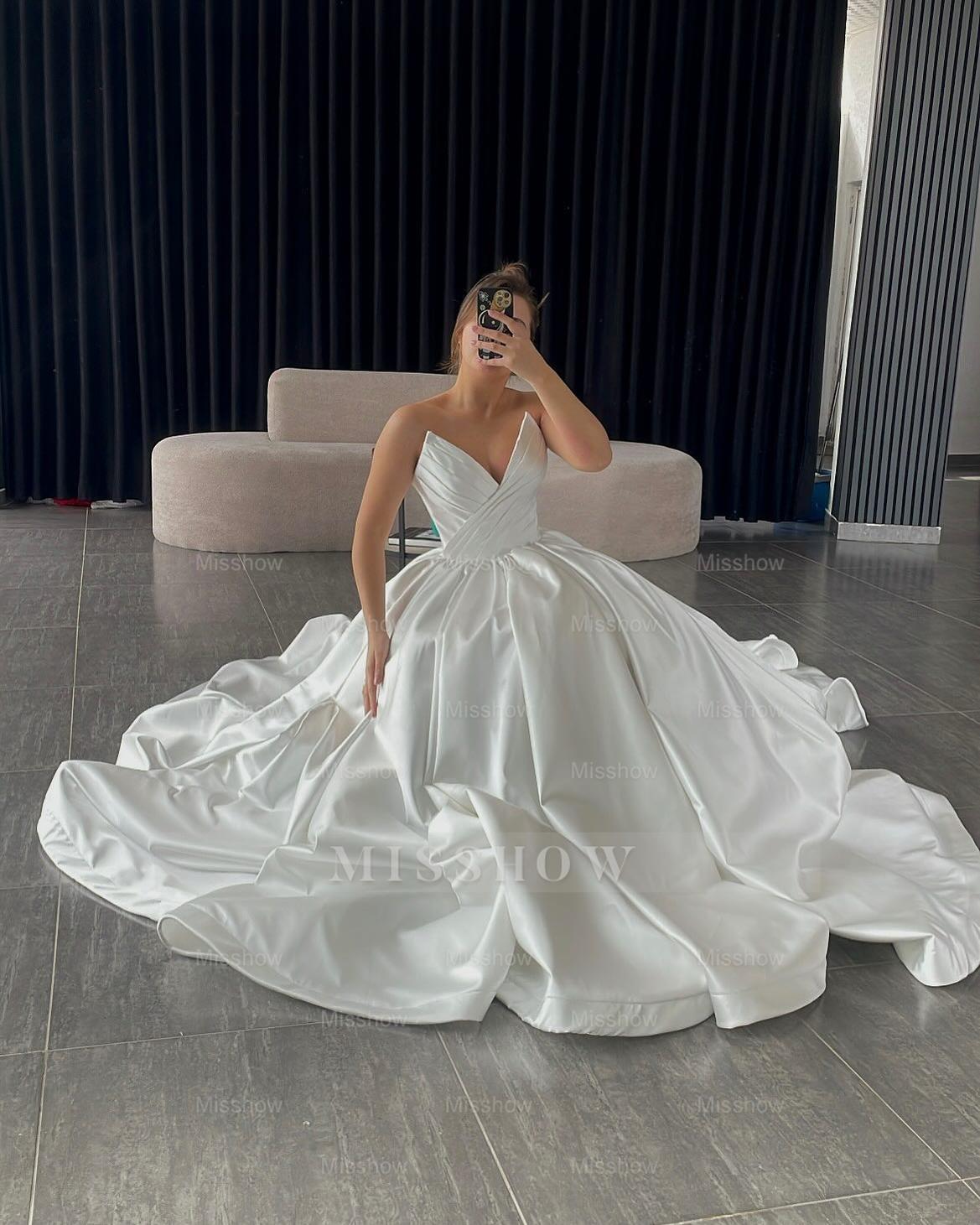 Graceful Ivory V-Neck Sleeveless Ball Gown Wedding Dress with Ruffles