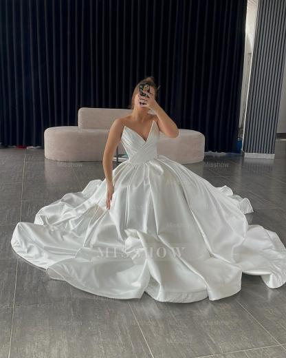 Graceful Ivory V-Neck Sleeveless Ball Gown Wedding Dress with Ruffles