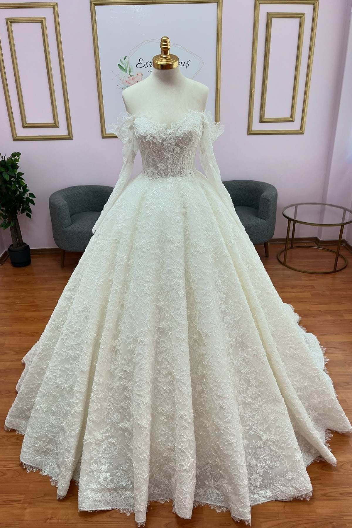 Popular Ivory Sweetheart Long-Sleeve Ball Gown Wedding Dress with Chapel Train