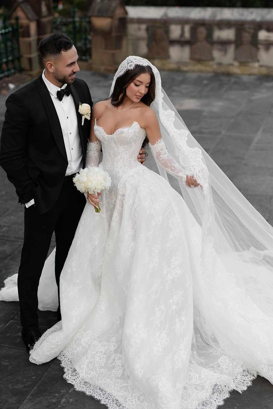 Princess Ball Gown White Sweetheart Lace Wedding Dress with Long Sleeves