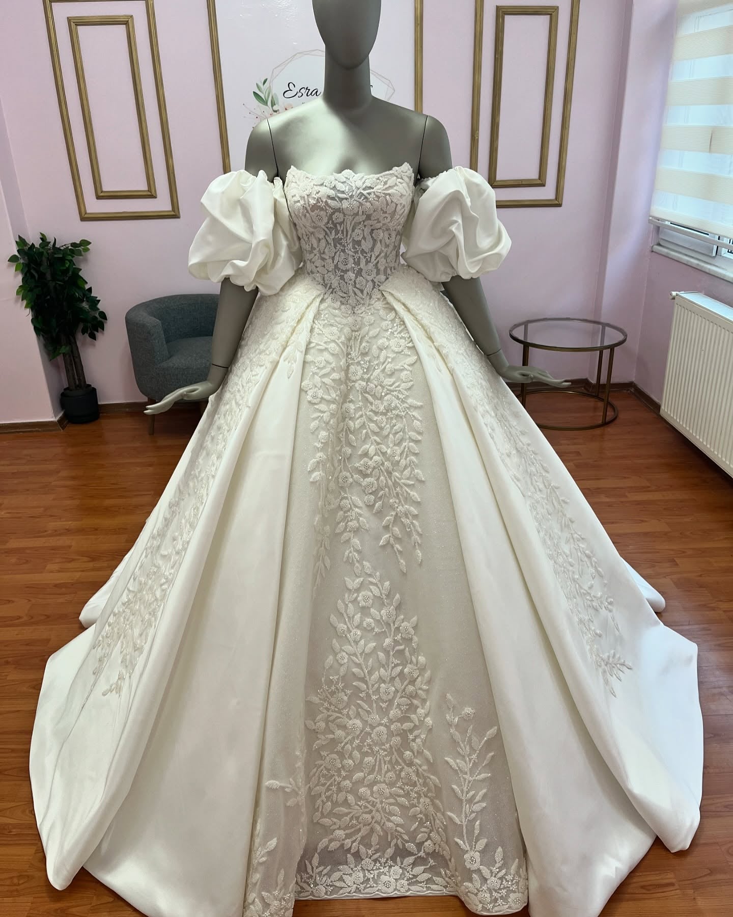 Princess Long Ivory Strapless Ball Gown Wedding Dress with Appliques and Detachable Sleeves