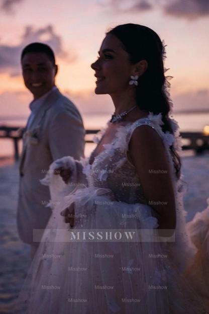 Romantic Ivory V-Neck Lace A-Line Spaghetti Strap Sequined Sleeveless Watteau Train Long Tulle Wedding Dresses With Slit