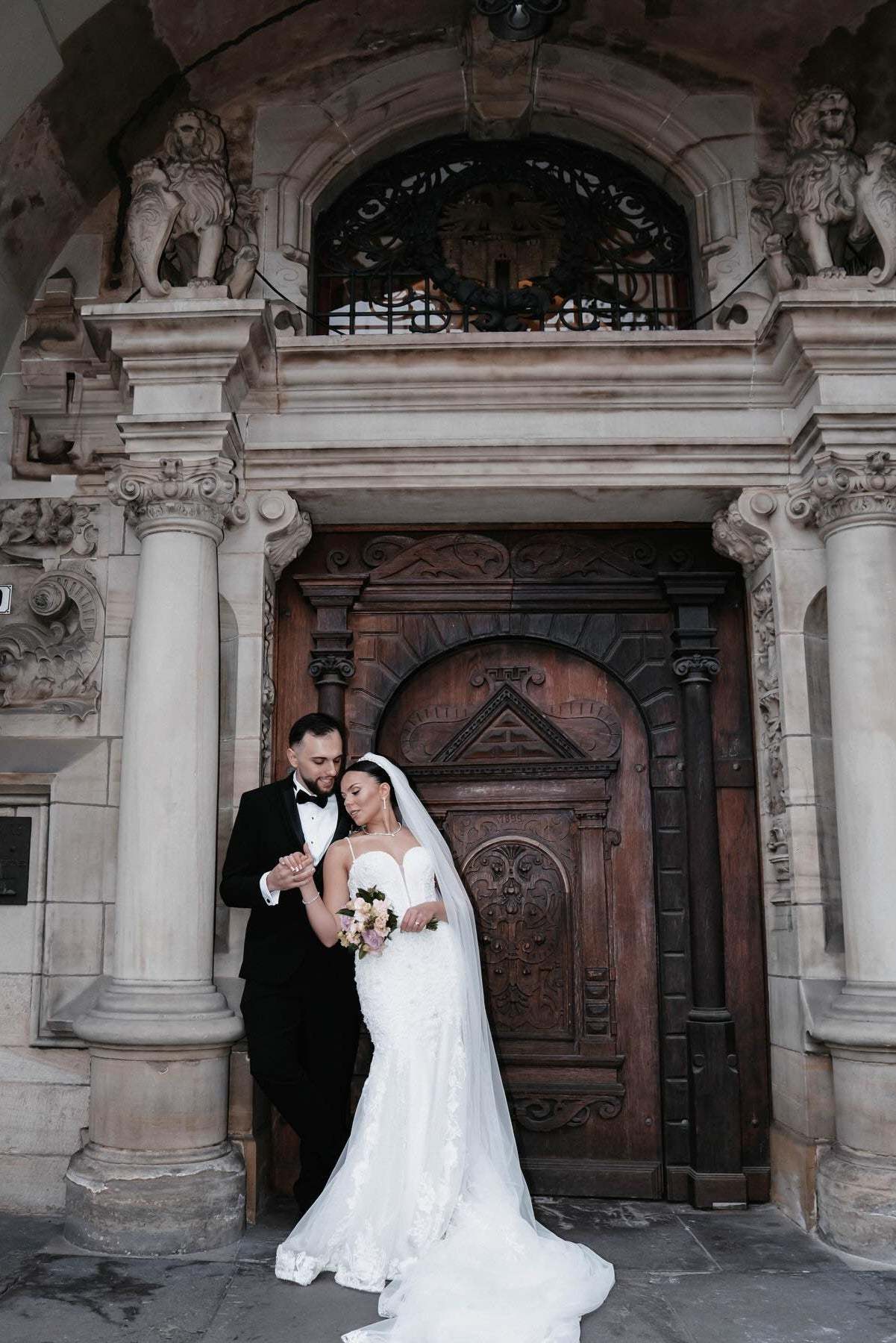 Romantic White Mermaid Sweetheart Spaghetti Straps Sleeveless Beaded Sweep Train Tulle Wedding Dress