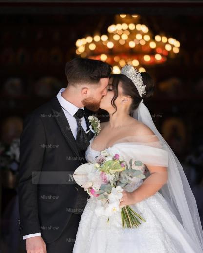 Romantic White Strapless Ball Gown Off-The-Shoulder Sequined Lace Sleeveless Long Tulle Wedding Dresses