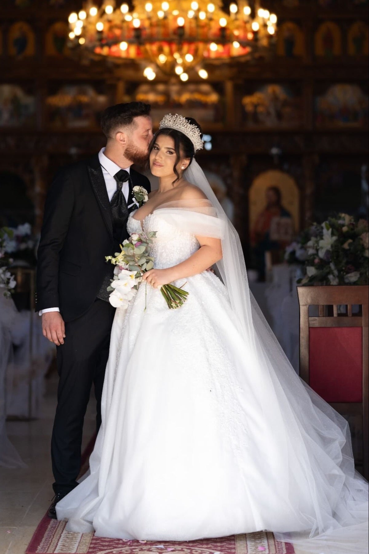 Romantic White Strapless Ball Gown Off-The-Shoulder Sequined Lace Sleeveless Long Tulle Wedding Dresses