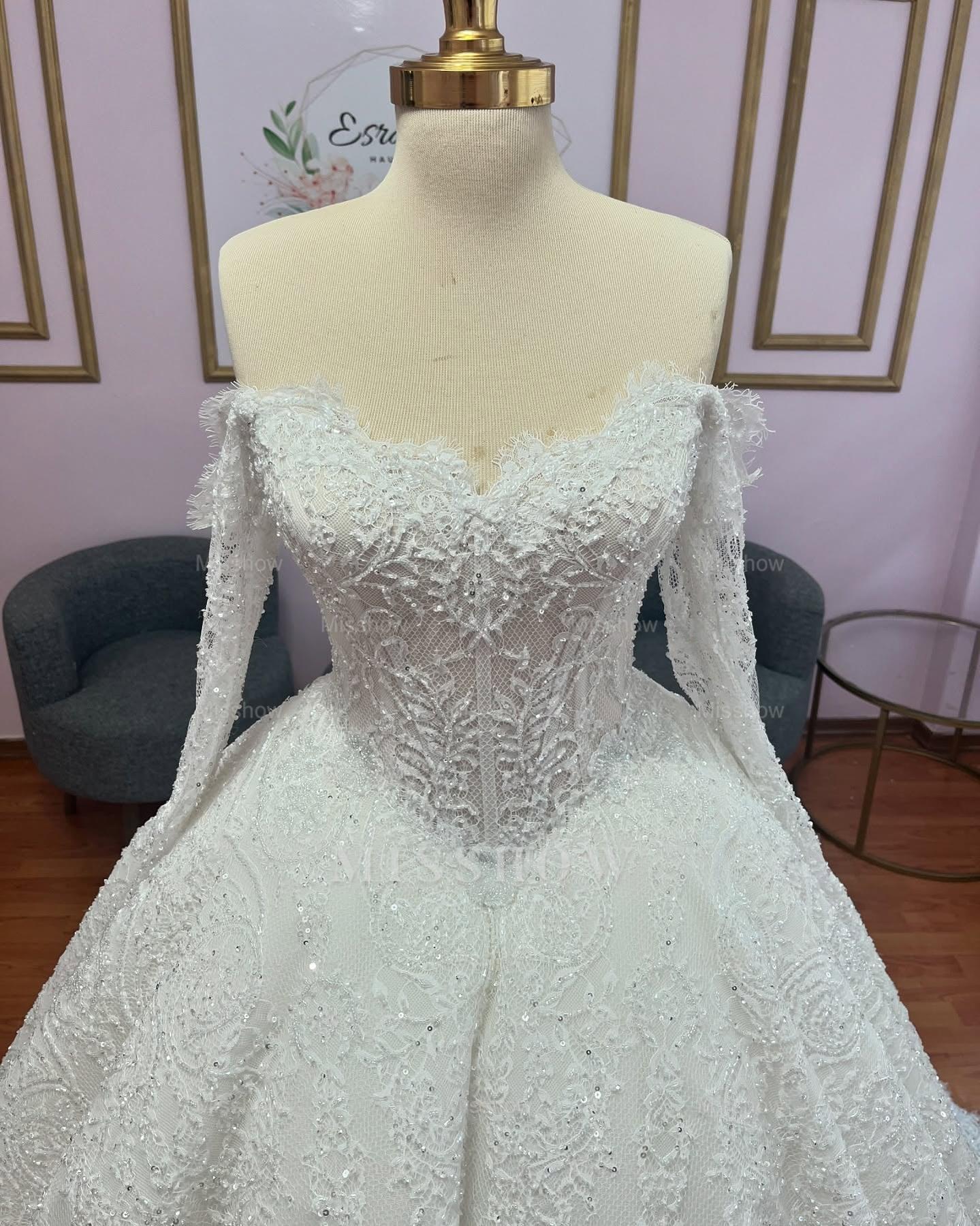 Stunning Ivory Sweetheart Long-Sleeve Ball Gown Wedding Dress with Sequins