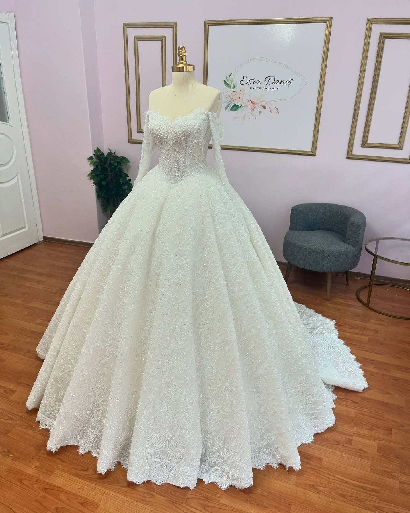 Stunning Ivory Sweetheart Long-Sleeve Ball Gown Wedding Dress with Sequins