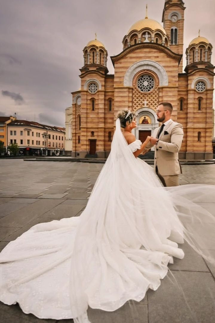 Stunning White Sweetheart Off-The-Shoulder Ball Gown Beaded Lace Sleeveless Cathedral Train Tulle Wedding Dresses