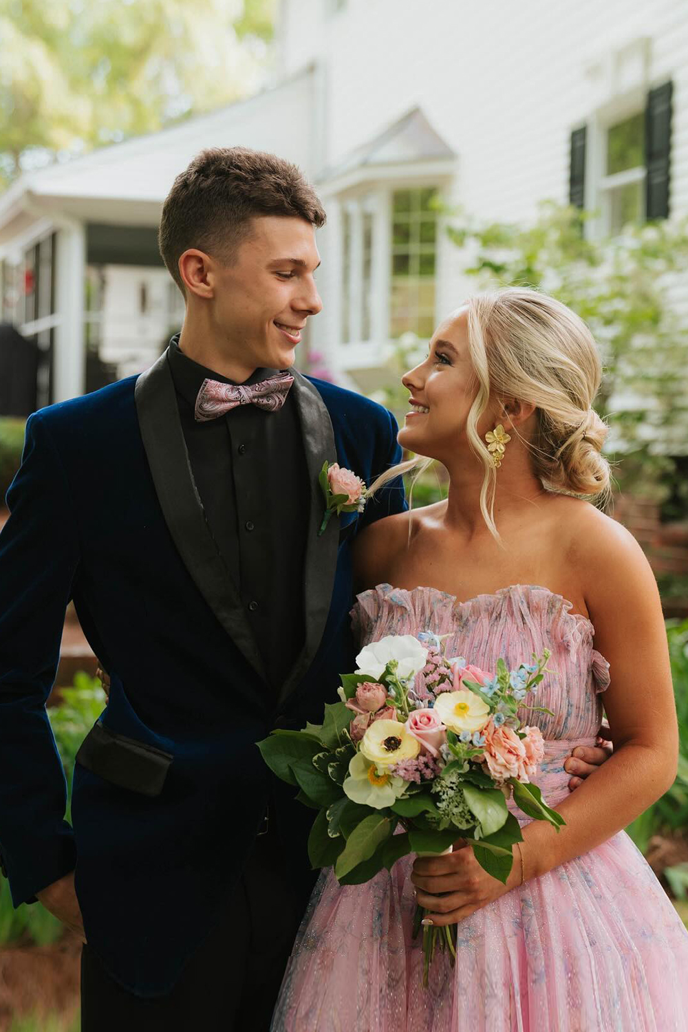 Men's Prom Suits in Dark Blue Velvet with Shawl Lapel and One Button 2-Piece Set
