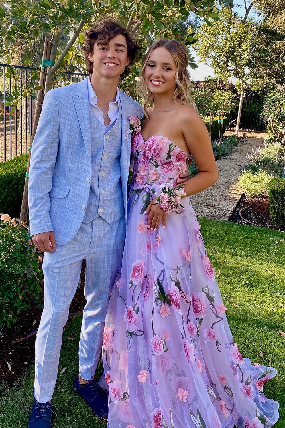 Light Blue Plaid Formal Suit for Men with Elegant Peak Lapel - 3-Piece Prom Set