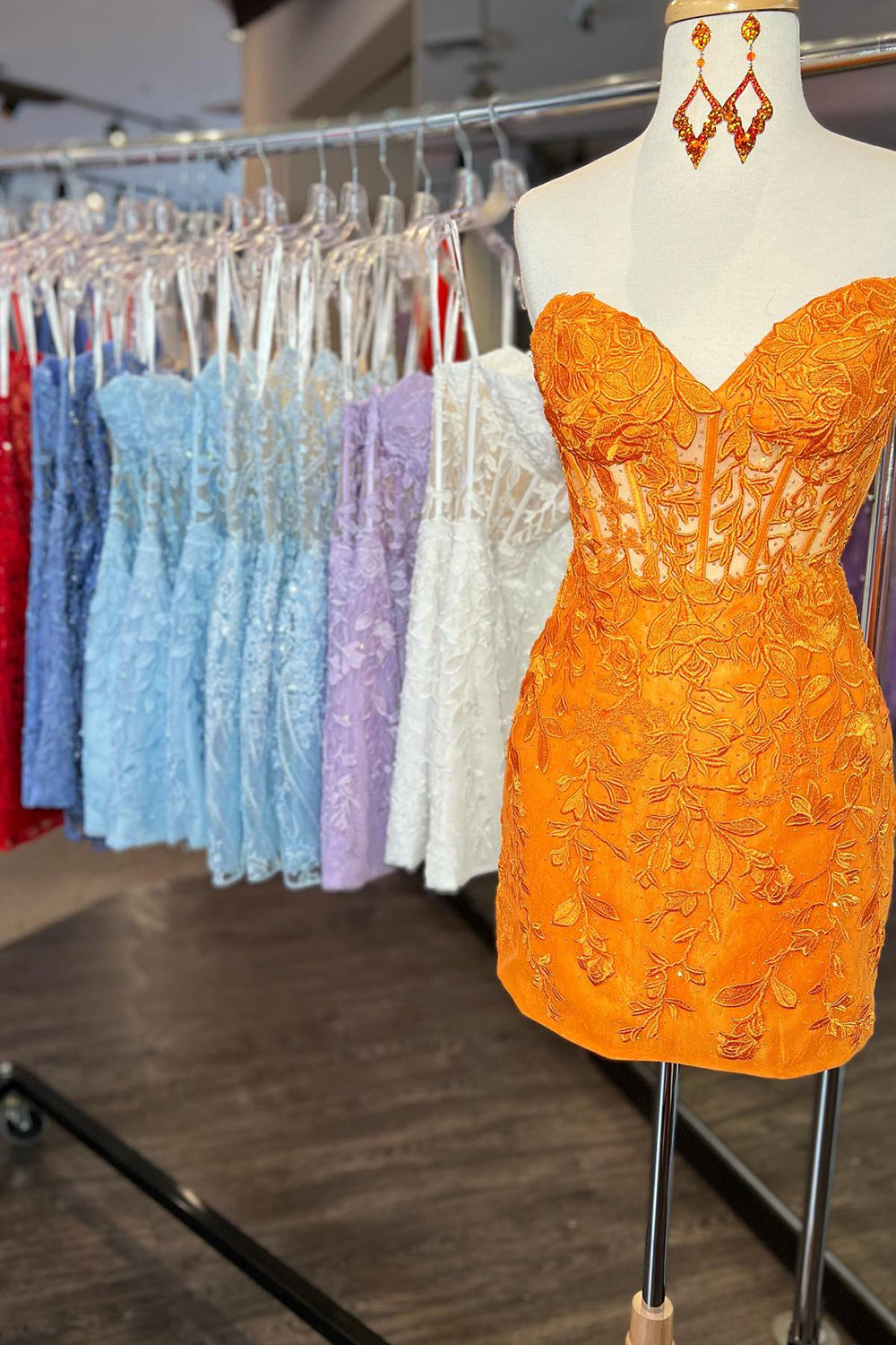 Sheath Sweetheart Yellow Short Cocktail Dress With Appliques