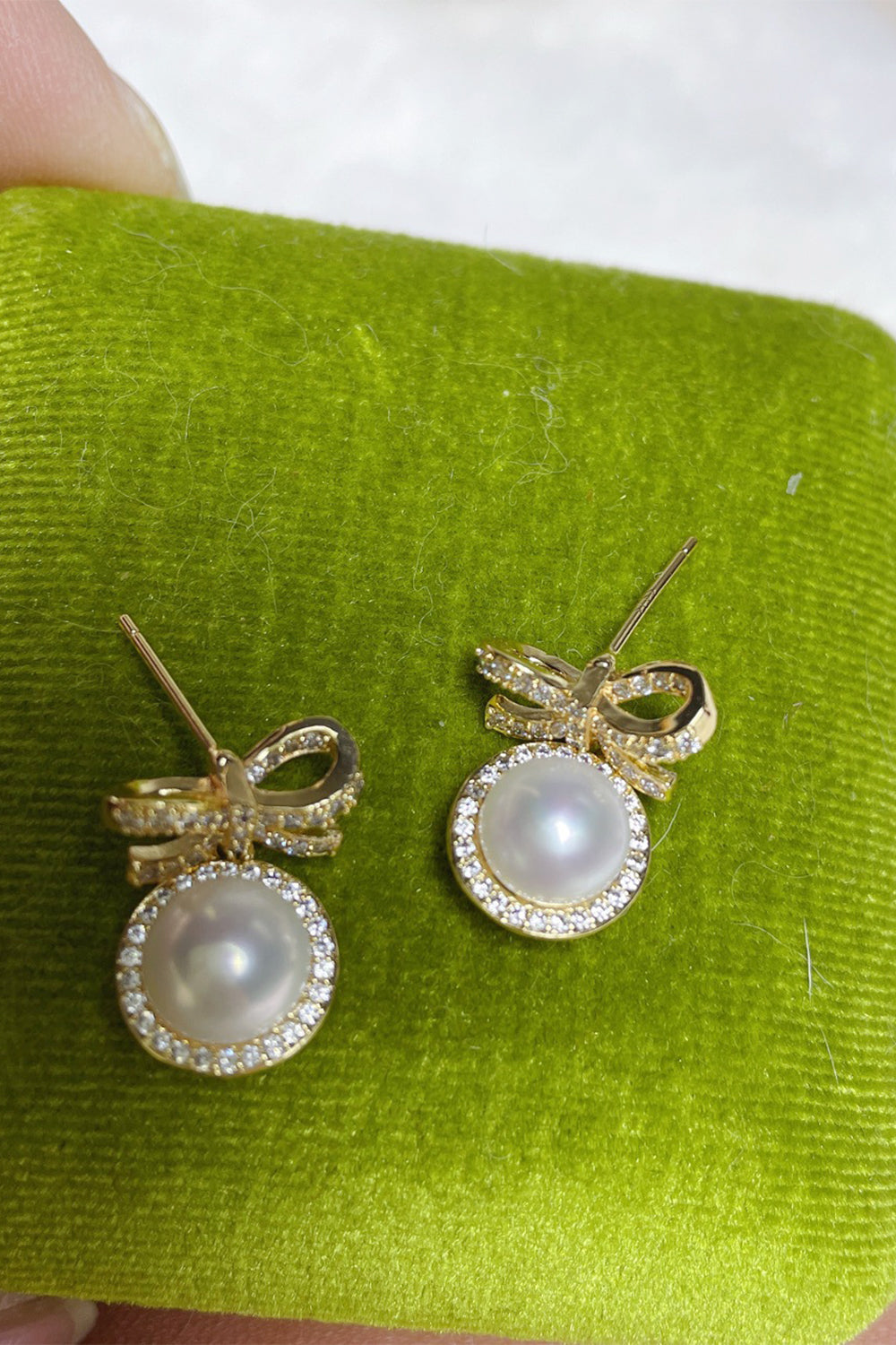 Stud Earrings with Fresh Pearl Bows in Natural Tone