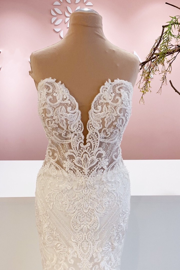 Elegant Sweetheart Mermaid Wedding Gown with Backless Lace Appliques