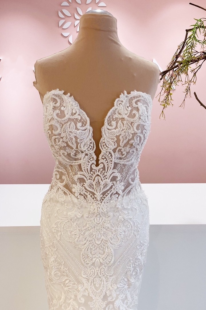 Elegant Sweetheart Mermaid Wedding Gown with Backless Lace Appliques