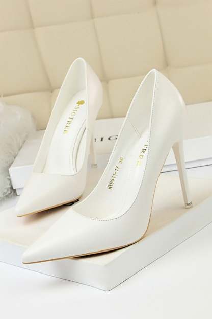 Pointed Stiletto Heels with a Shallow Mouth and Super High Heel