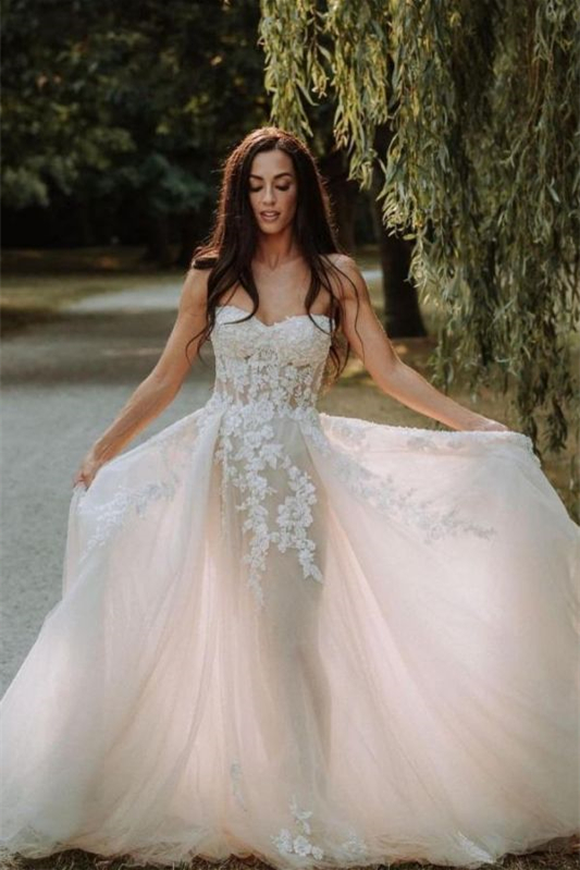 Sweetheart A-Line Wedding Dress with Lace Appliques in Tulle