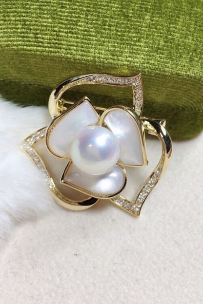 White Brooch Adorned with Rhinestones and Pearls