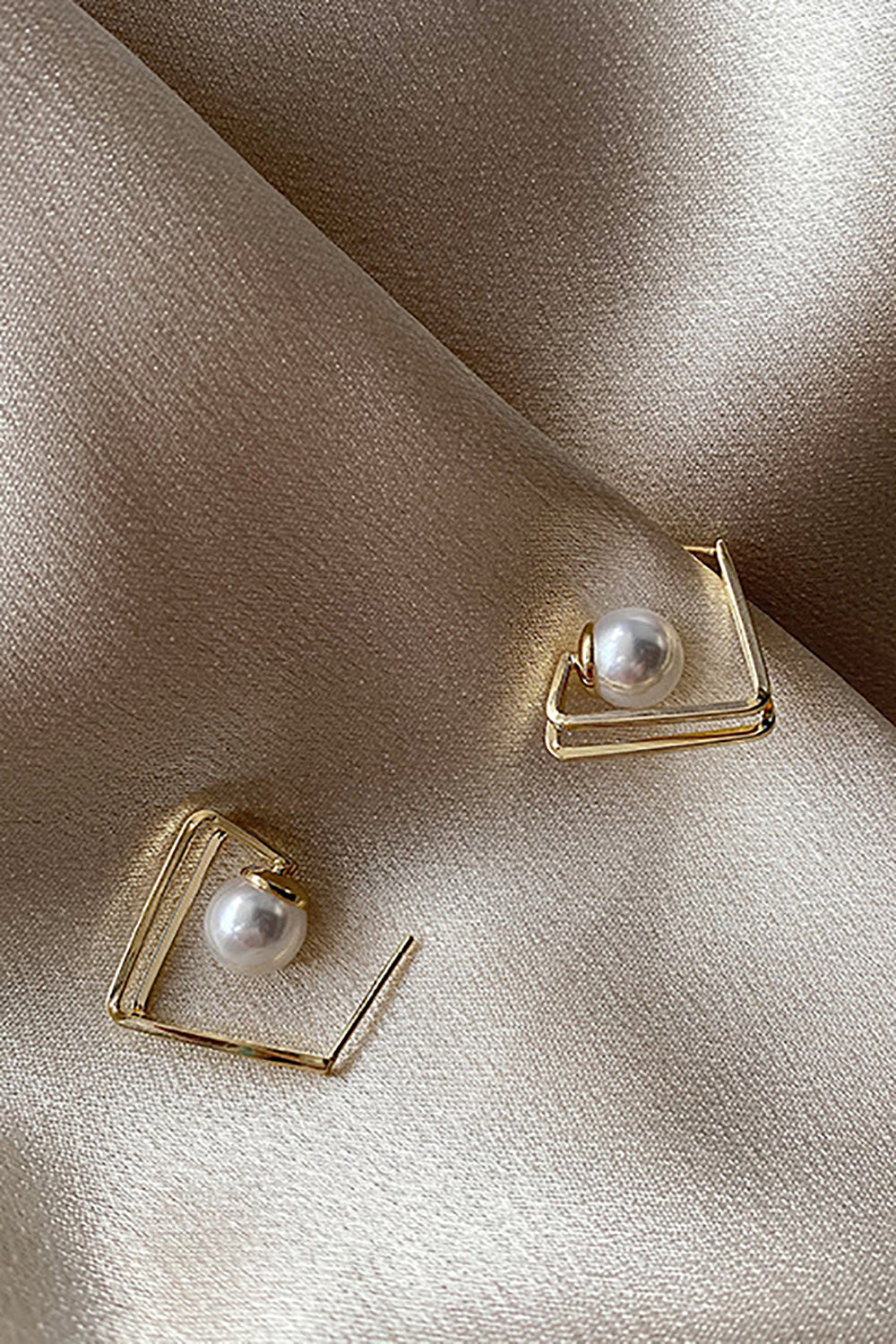 Pearl Earrings: Simple and Versatile