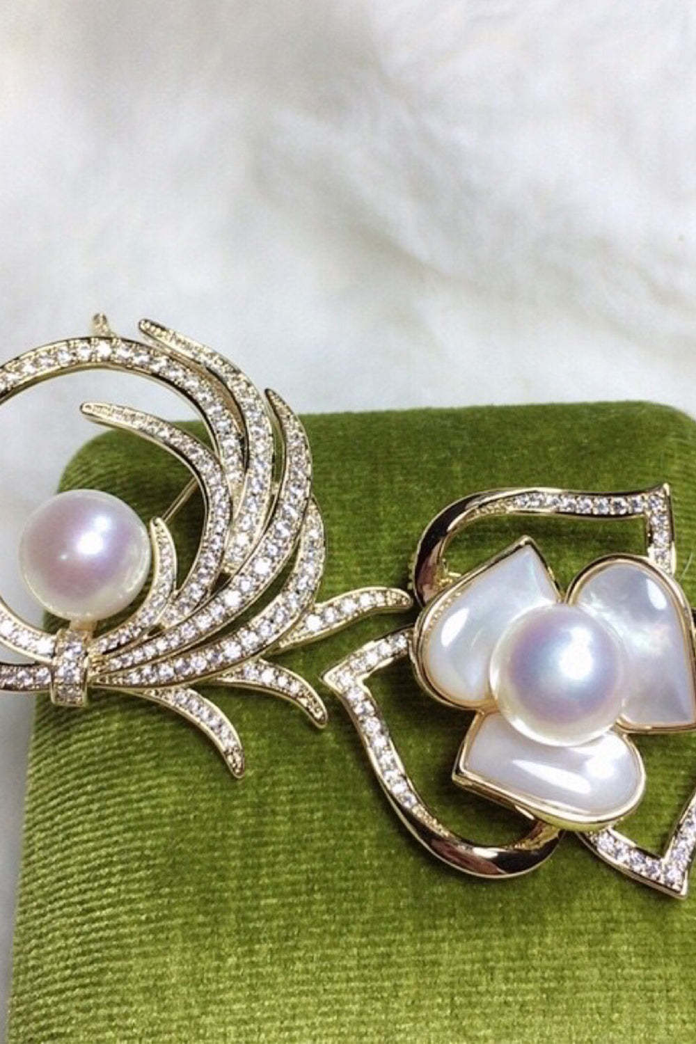 White Brooch Adorned with Rhinestones and Pearls