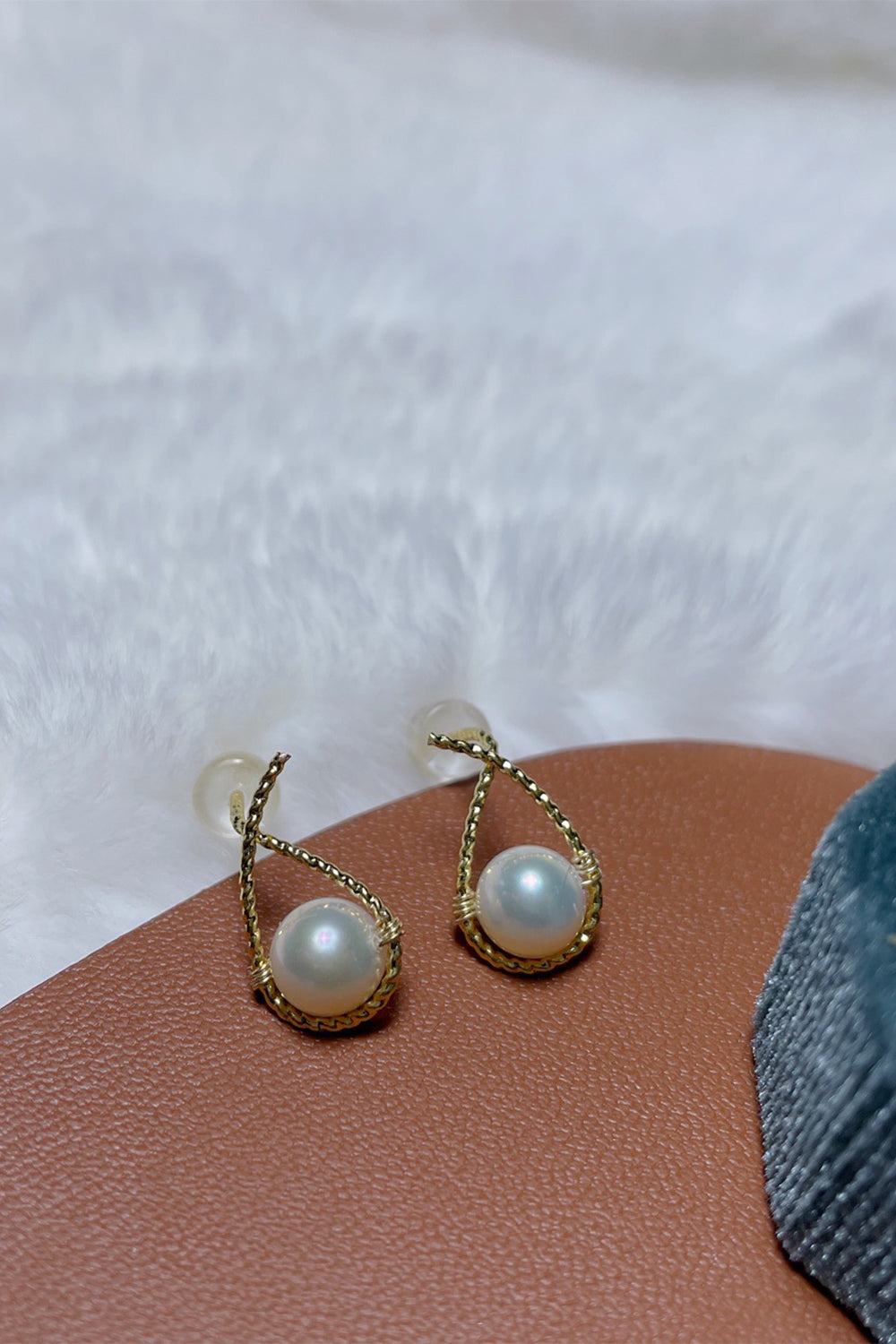 Stud Earrings with Pearls