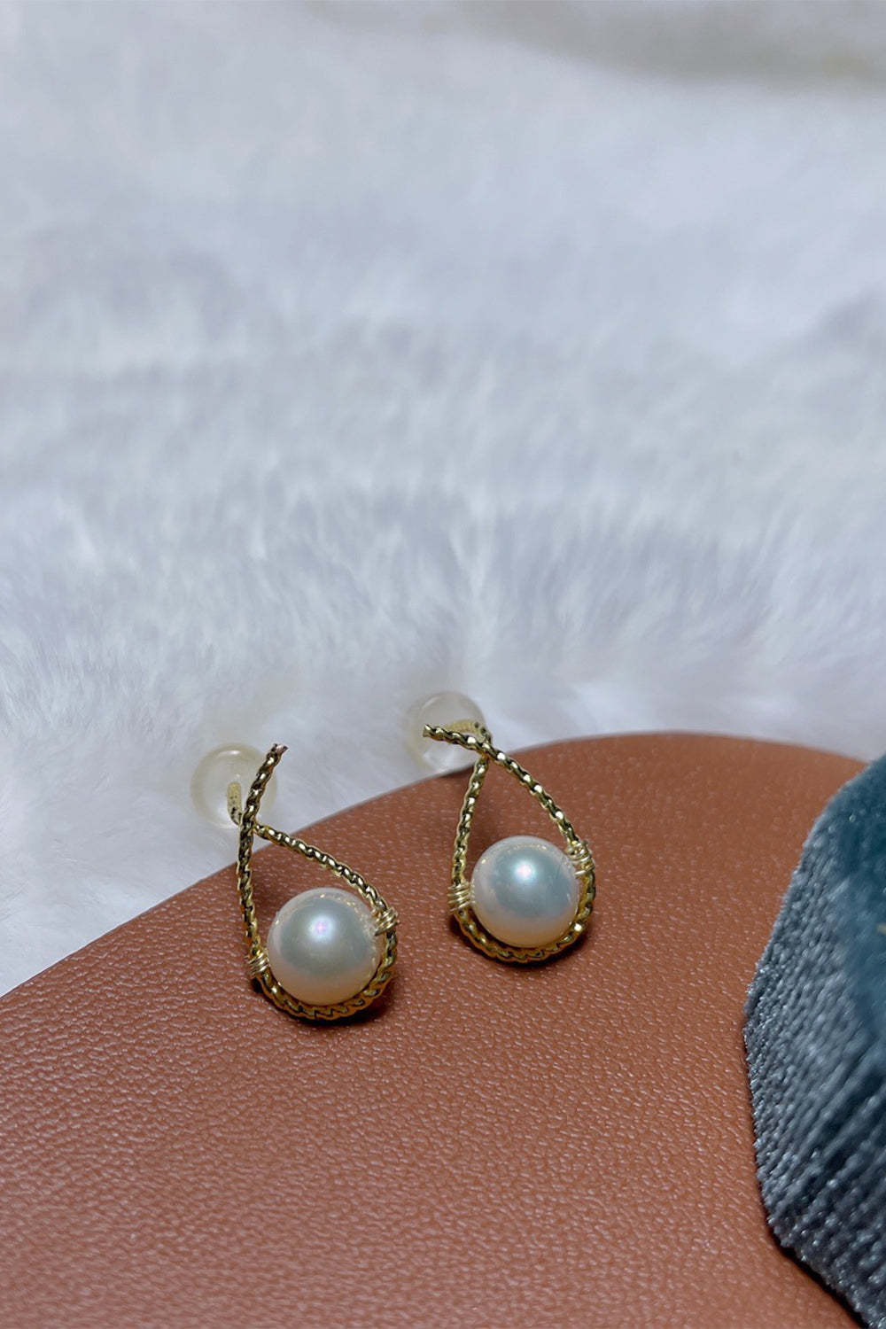 Stud Earrings with Pearls