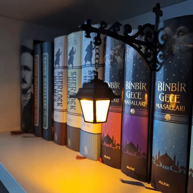 👻 Ghost Bookshelf Lantern – Cute Reading Ghost LED Night Light for Bookshelves, Cozy Room & Halloween Decor