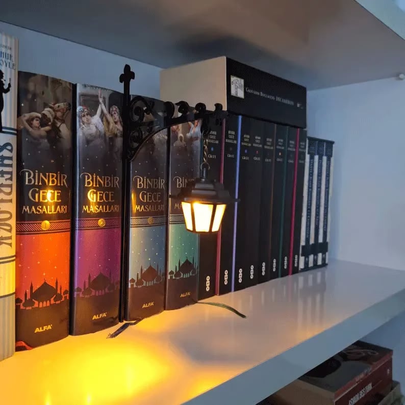 👻 Ghost Bookshelf Lantern – Cute Reading Ghost LED Night Light for Bookshelves, Cozy Room & Halloween Decor