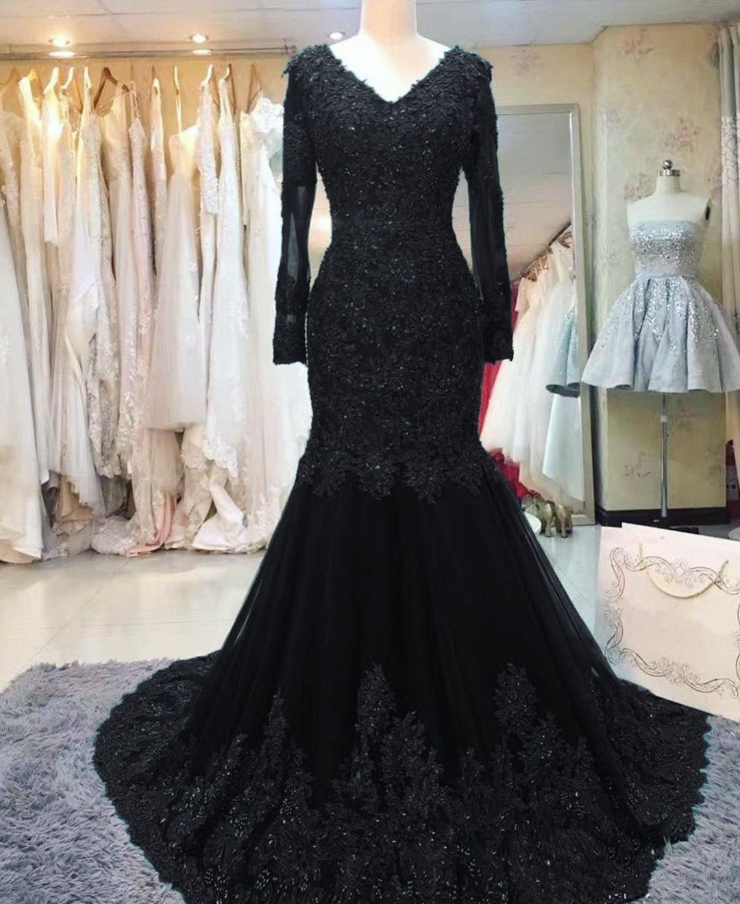 Vintage Long Sleeves V-neck Tulle Lace Mermaid Evening Dress With Pearl