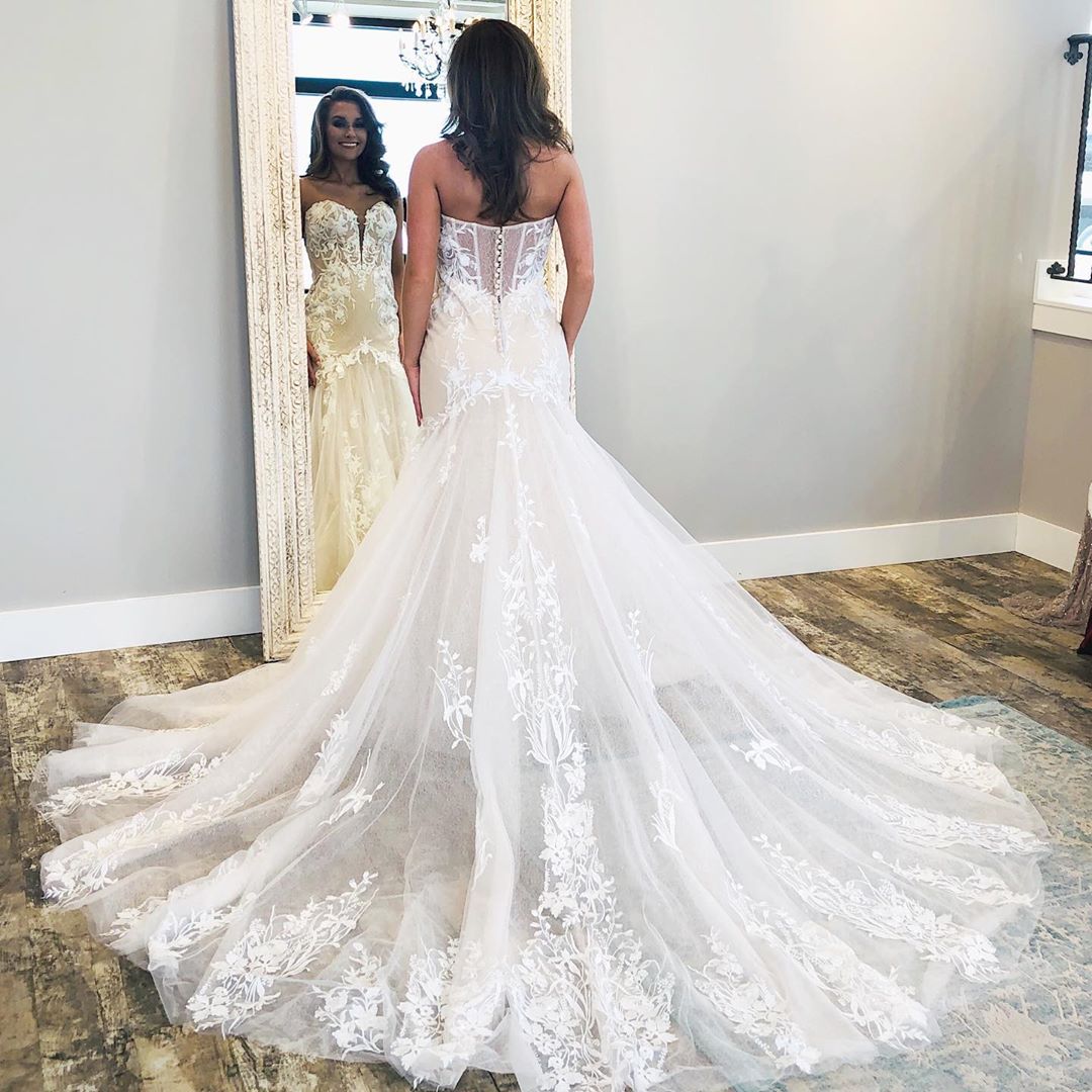 Modern Lace Fit and Flare Wedding Dresses | Cheap Tulle Bridal Gowns