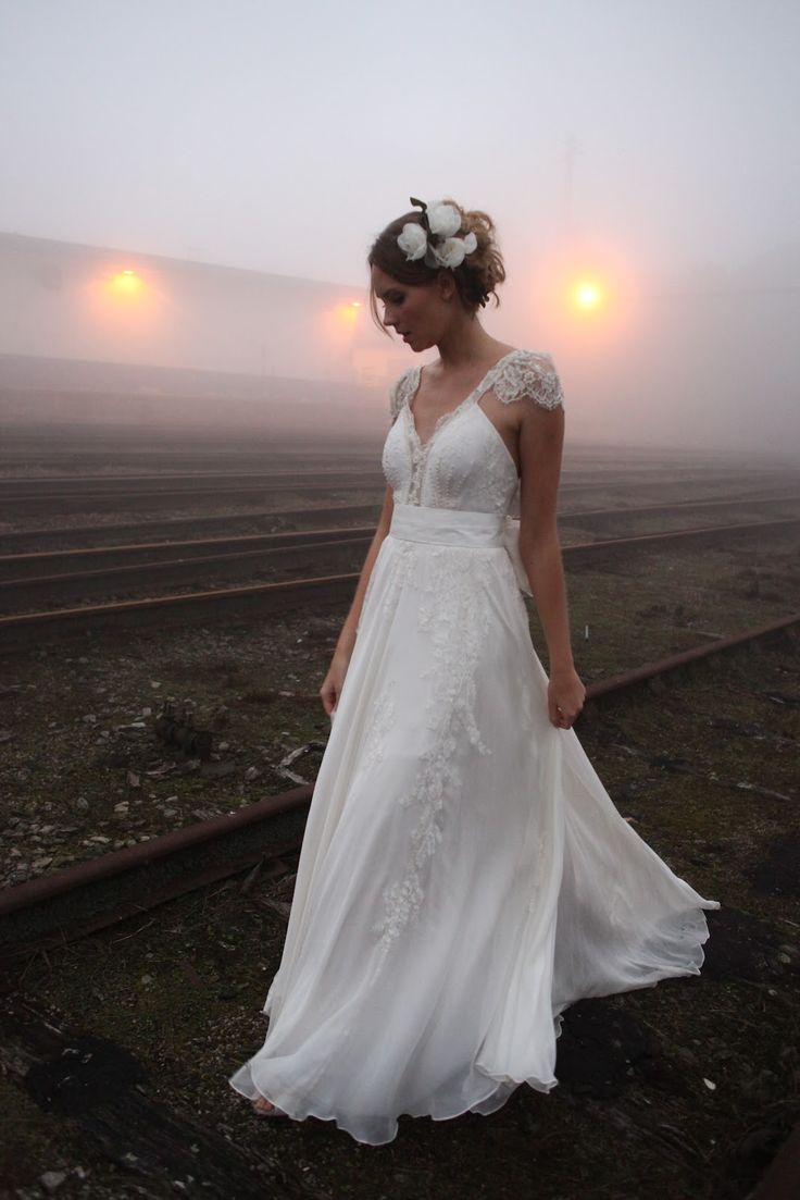 Vintage Beach Wedding Dresses Capped Sleeves Backless Lace Appliques Bow Back Bridal Dresses