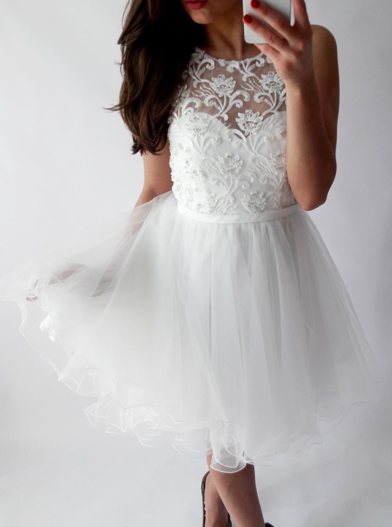 Chic White A-Line Homecoming Dresses | Scoop Sleeveless Lace Applique Organza Mini Cocktail Dresses