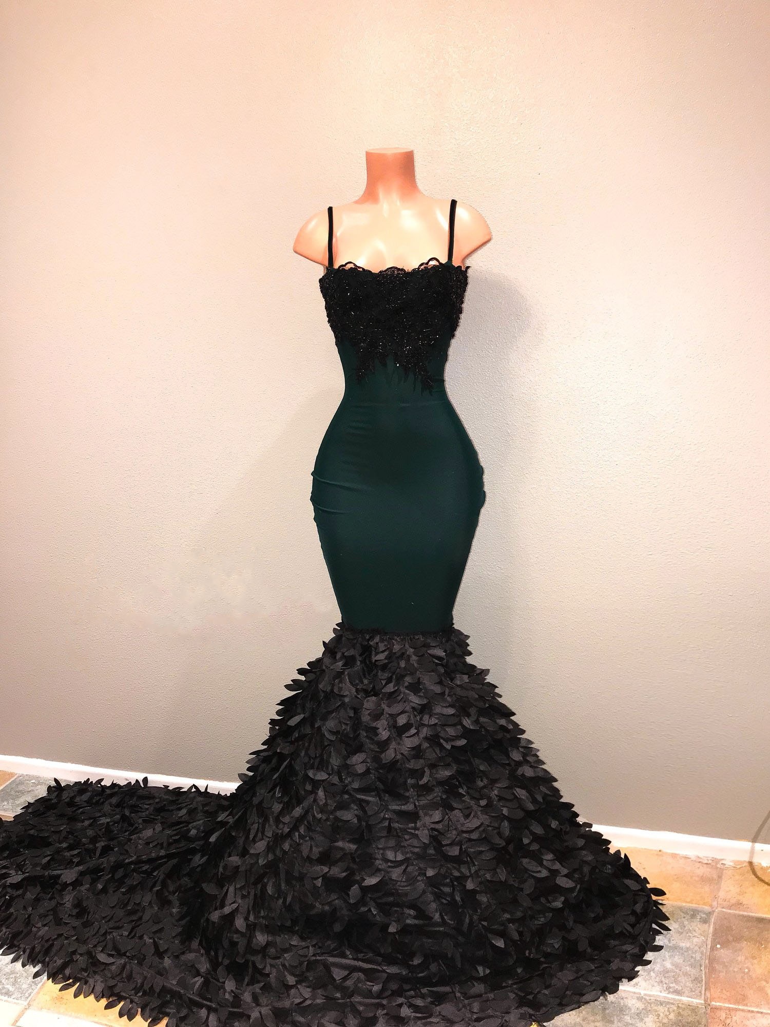 Sexy Spaghetti Straps Mermaid Promdress | Lace Applique Feather Long Evening Dresses