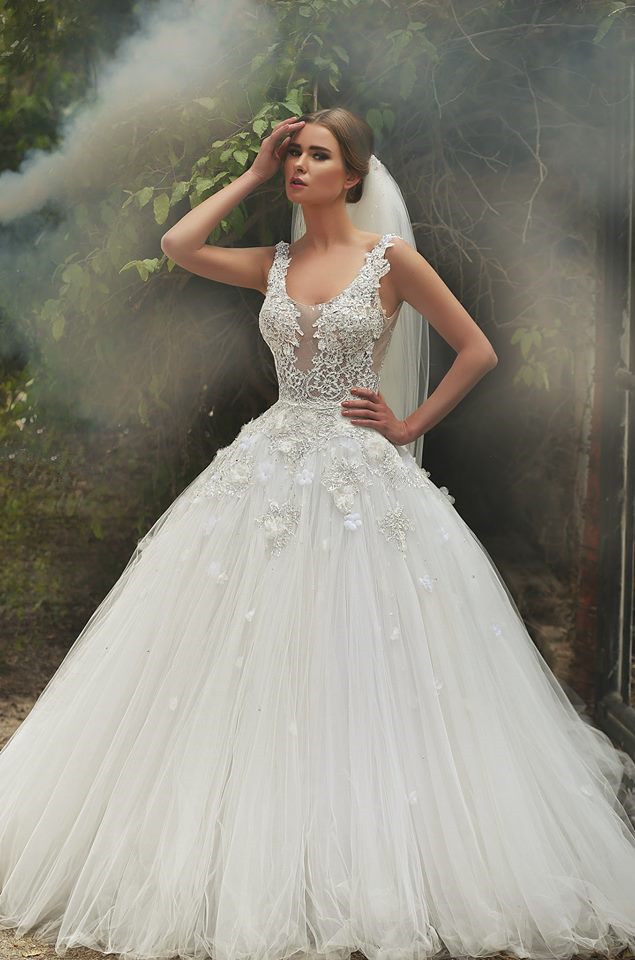 Scoop Neck Applique Beaded Handmade Flowers Tulle Lace Ball Gown Wedding Dresses