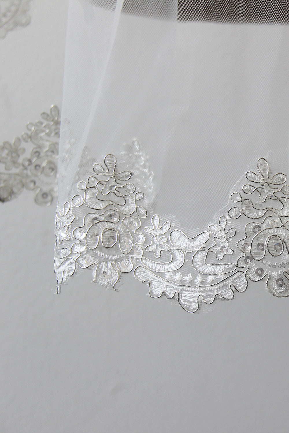 Elegant Lace Applique Edge Tulle Wedding Veil