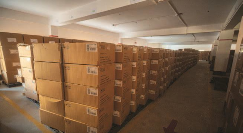 {"default":"warehouse for lady bag in a factory"}
