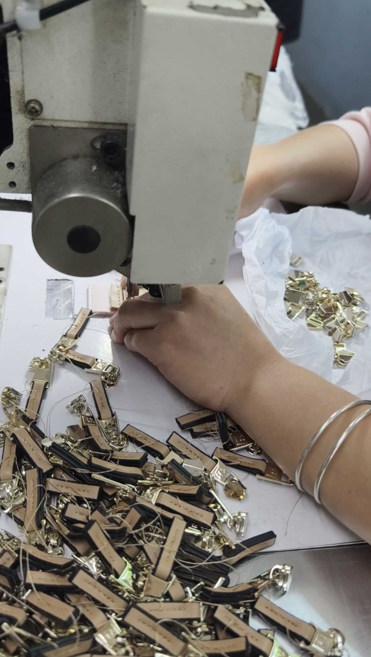 Rising oil, hardware costs and subcontracting are reshaping bag manufacturing. Why transparency from suppliers now matters more than ever.