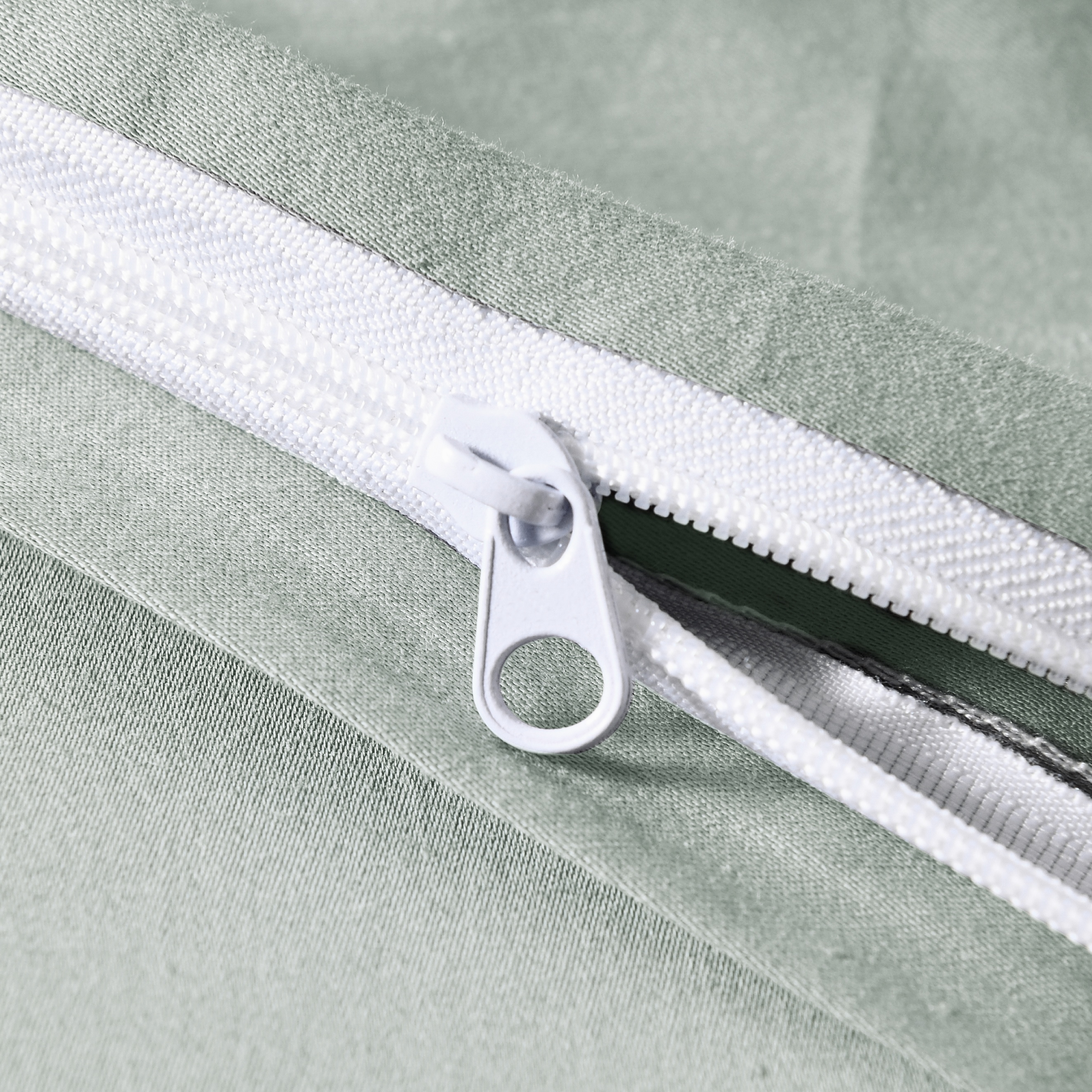 Dutigo Light Green Silken Long-Staple Bedding