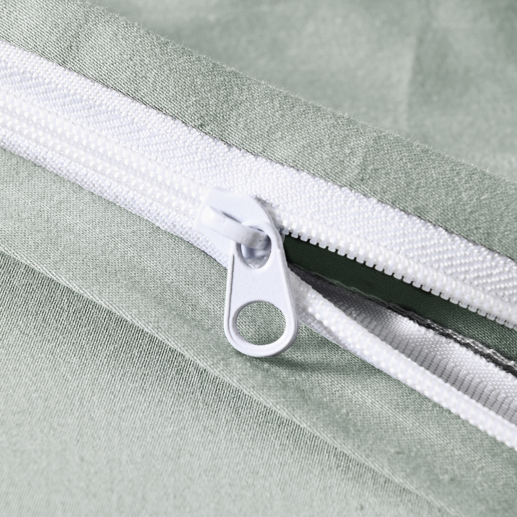 Dutigo Light Green Silken Long-Staple Bedding