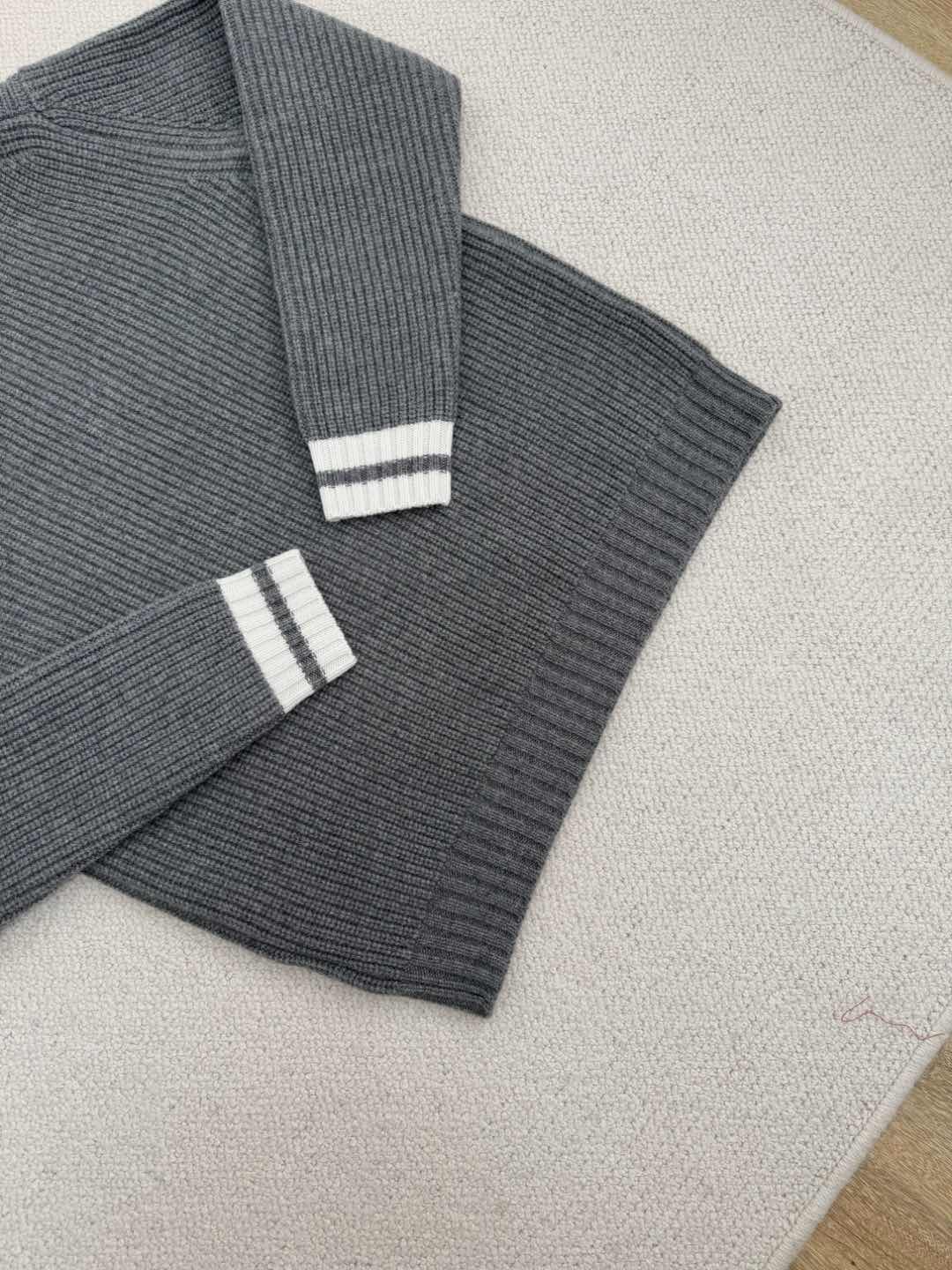 Miu25 New V-Neck White Trim Knit Sweater